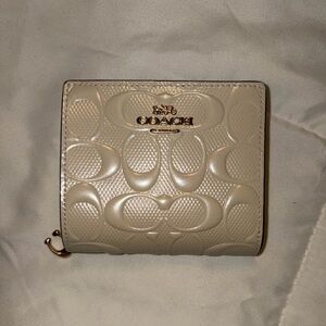 Coach Snap Wallet in Signature Patent Chalk
